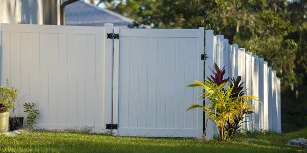 white vinyl fence